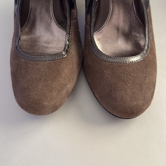 SOFFT Women's Sueded Upper Classic Strapped Heels Shoes In Coffee Brown - Picture 2 of 6